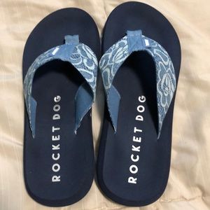 NWOT Rocket Dog lace design flip flops
